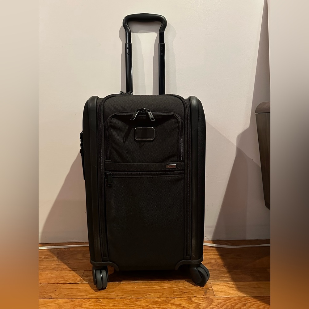 TUMI Luggage Carry-On (ALMOST NEW)